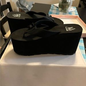 YRU flip flop platforms